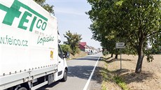 Řidiči nákladních aut si po úzké cestě do Olšan u Prostějova a Lutína na... Řidiči nákladních aut si po úzké cestě do Olšan u Prostějova a Lutína na...