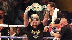 Britský boxer Tyson Fury oslavuje výhru nad Franceskem Pianetou z Itálie. Britský boxer Tyson Fury oslavuje výhru nad Franceskem Pianetou z Itálie.