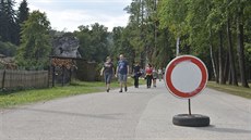 Turisté vycházející od skalního města v Adršpachu (16.8.2018). Turisté vycházející od skalního města v Adršpachu (16.8.2018).