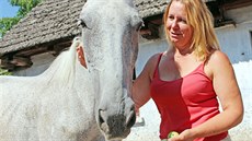 Jitka Černá buduje ve Vlčkovicích na Trutnovsku stáje pro staré a nemocné koně. Jitka Černá buduje ve Vlčkovicích na Trutnovsku stáje pro staré a nemocné koně.