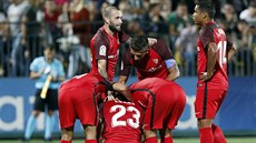 Fotbalisté Sevilly slaví gól v duelu proti Žalgirisu Vilnius. Fotbalisté Sevilly slaví gól v duelu proti Žalgirisu Vilnius.