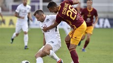 Ivan Schranz z Dukly (vpravo) a Jiří Krejčí ze Slovácka bojují o míč. Ivan Schranz z Dukly (vpravo) a Jiří Krejčí ze Slovácka bojují o míč.