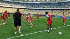 Fotbalisté Slavie hrají bago na tréninku ped odvetou tetího pedkola Ligy...