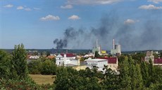 Nad areálem Poldi Kladno se vznáší černý dým, v areálu hoří pneumatiky (13. 8.... Nad areálem Poldi Kladno se vznáší černý dým, v areálu hoří pneumatiky (13. 8....