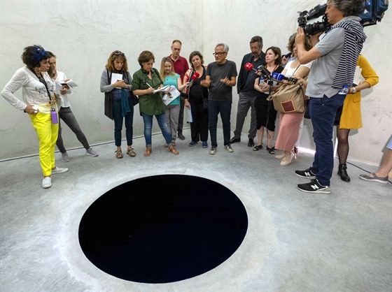 Anish Kapoor objasuje návtvníkm muzea v Portu smysl svého díla Descent into...