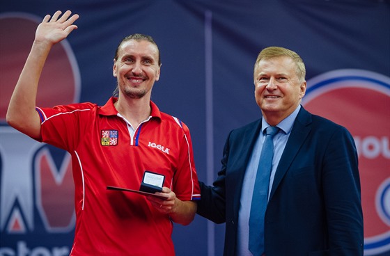 eský stolní tenista Dimitrij Prokopcov (vlevo) se louí s reprezentaní...