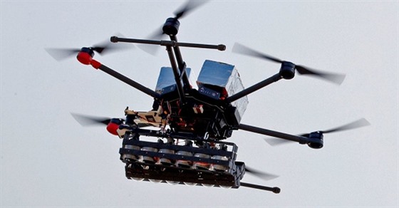 Detail izraelského dronu s granáty se slzným plynem