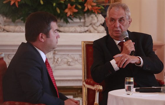 Prezident Milo Zeman hovoí na setkání s eskými velvyslanci, vlevo jeho...