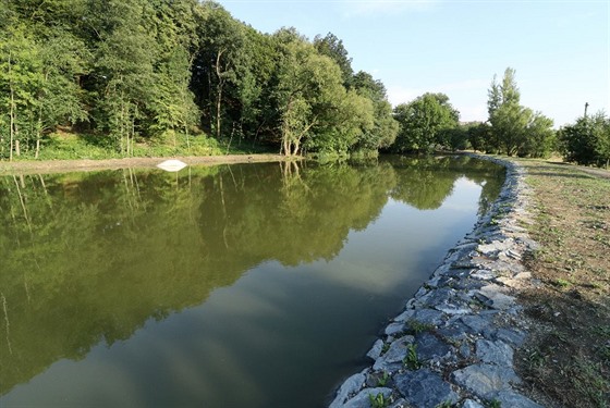 Rybník v Ostrav-Nové Vsi po rozsáhlé obnov.