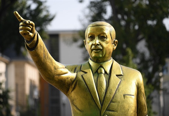 V nmeckém Wiesbadenu se objevila socha tureckého prezidenta Recepa Tayyipa...