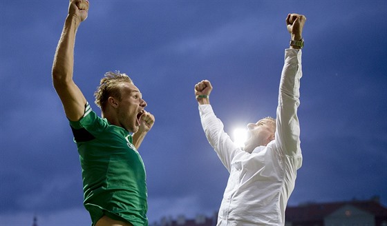 Trenér Bohemians Martin Haek (vpravo)  oslavuje vyrovnávací branku s Jiím...