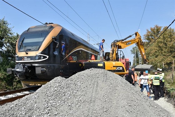 Po sráce vlaku s bagrem, musela být uzaven úsek trat mezi Karvinou a...