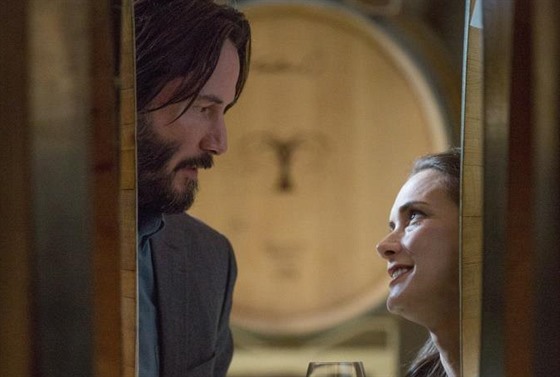 Keanu Reeves a Winona Ryderová ve filmu Ten pravý, ta pravá? (2018)