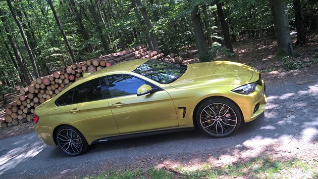 440i Gran Coupé má nízko poloené tit a dokonalé rozloení hmotnosti.