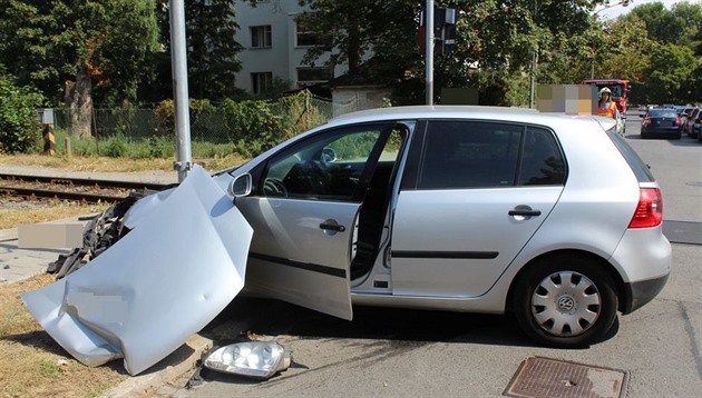 V Olomouci vjel ák autokoly na pejezd v dob, kdy k nmu pijídl vlak. Pi...