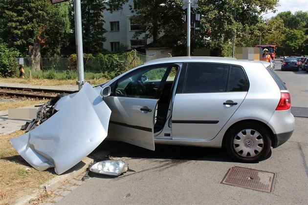 V Olomouci vjel ák autokoly na pejezd v dob, kdy k nmu pijídl vlak. Pi...