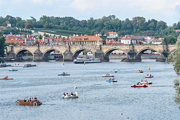 Plavební ruch pod Karlovým mostem