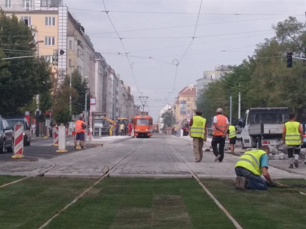 Od soboty 1. záí budou znovu jezdit tramvaje po Vinohradské ulici na úseku elivského - Flora, Flora - Muzeum a Skrétovou ulicí na úseku Muzeum - I.P. Pavlova a také po Zenklov ulici na úseku Palmovka - Ke Stírce probíhala zde rozsáhlá rekonstrukce tram