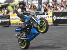 edesát motocyklových kaskadér na Czech Stunt Day pedvádlo divákm...