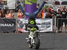 edesát motocyklových kaskadér na Czech Stunt Day pedvádlo divákm...