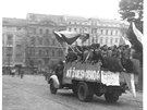 Automobil jede z Vinohradské na Václavské námstí, 21. srpna 1968.