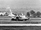 An-8 a An-12 na trv vlevo od smru drhy 25. Ruzyn, srpen 1968.