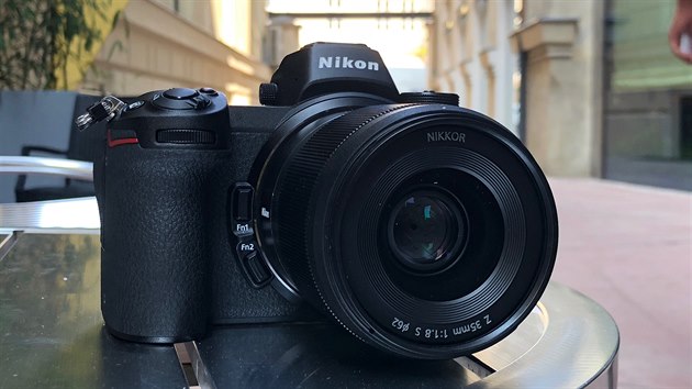 Novou vlajkovou lodí bezzrcadlovek Nikonu je plnoformátový model Z7. Novou vlajkovou lodí bezzrcadlovek Nikonu je plnoformátový model Z7.
