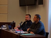 Vladimír Slavotínek u plzeňského okresního soudu. Vladimír Slavotínek u plzeňského okresního soudu.