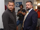 Vladimír Slavotínek (vlevo) u plzeňského okresního soudu. Vladimír Slavotínek (vlevo) u plzeňského okresního soudu.