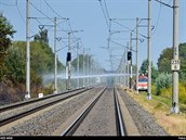 Hasiči zasahovali u požáru trávy podél dlouhého úseku železniční trati. Hasiči zasahovali u požáru trávy podél dlouhého úseku železniční trati.