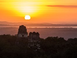 Vchod slunce na mayskmi ruinami v guatemalskm Tikalu