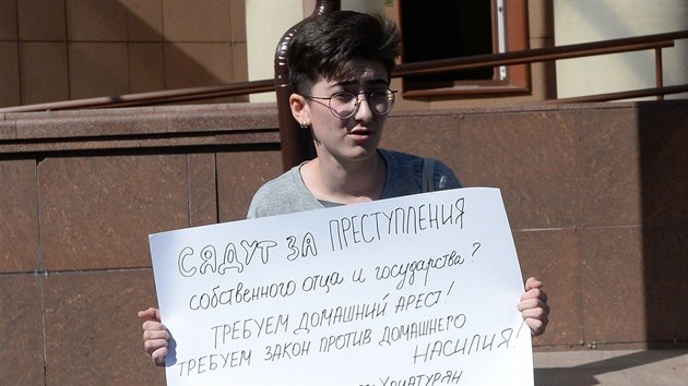 Rusk aktivistka demonstruje v Moskv za proputn sester Chaaturjanovch z vazby (2. srpna 2018)