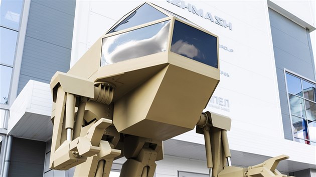 Rusk koncern Kalanikov pedstavil na veletrhu Armija 2018 koncept pohyblivho antropomorfnho robota (20. srpna 2018)