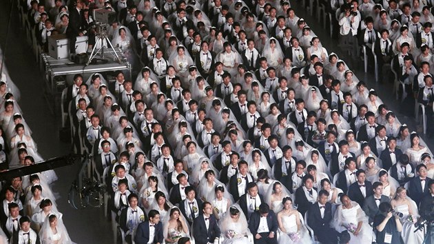 Kontroverzn Crkev sjednocen uspodala masovou svatbu. (27. srpna 2018)