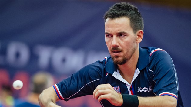 Stoln tenista Tom Tregler hraje bekhend v kvalifikaci Czech Open.