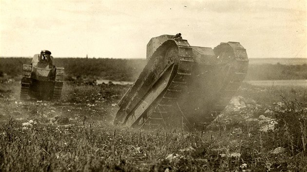 Tanky Renault FT-17, bli tank je vyzbrojen kanonem re 37 mm, ten druh kulometem re 8 mm.