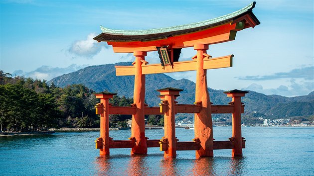 Brna torii patc k svatyni Icukuima. Na japonskm ostrov Icukuima je zakzno umrat u od roku 1868.