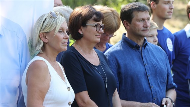 Jiří Drahoš zahájil předvolební kampaň. Přišla ho podpořit i manželka Eva či herec Jan Hrušínský. Bývalý prezidentský kandidát se pokouší dostat do Senátu za Prahu 4. (20. srpna 2018)