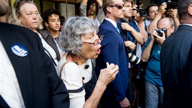 Ped budovou eskho rozhlasu v Praze se sely destky pamtnk okupace. Kladen vnc vak doprovzelo pskn a skandovn.  (21. 8. 2018)