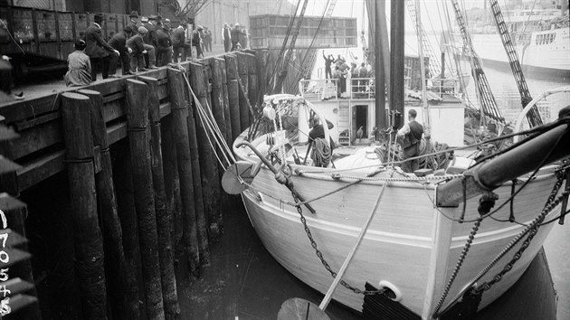 Amundsenova lo Maud je v pstavu v americkm Seattlu pipravena na vyplut na ptiletou expedici na severn pl. (7. ervna 1922)