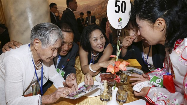 Po téměř sedmdesáti letech se poprvé setkali příbuzní, které rozdělila korejská válka. (20. srpna 2018)