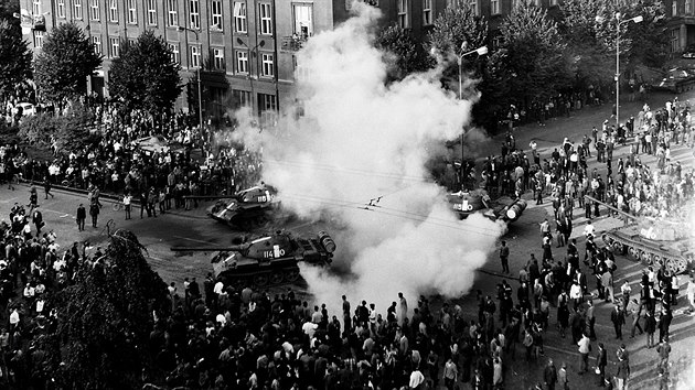 Okupanti se snaili rozehnat dav protestujcch lid ped ostravskou Novou radnic zadmenm prostoru.