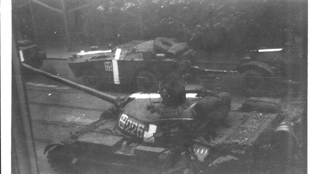 Pohled z bytu na Vinohradsk na pjezd prvnch sovtskch tank, 21. srpen 1968.
