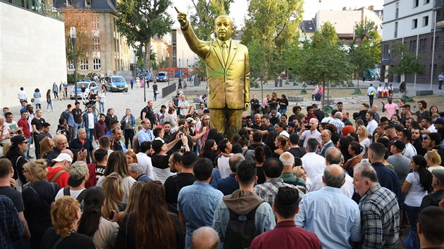 V nmeckm Wiesbadenu se objevila socha tureckho prezidenta Recepa Tayyipa Erdogana v nadivotn velikosti. (28. srpna 2018)