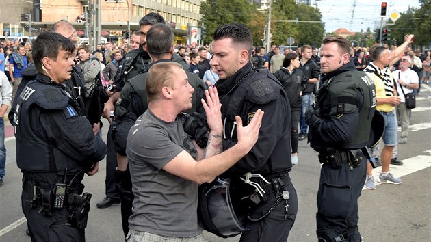 V Chemnitzu nedaleko eskch hranic tisce lid protestuj kvli nedlnmu toku, po kterm zemel ptaticetilet Nmec (27. ervence 2017).