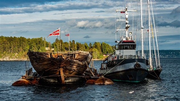 Návrat Amundsenovy lodi Maud do domovského pístavu Vollen v Norsku (18. 8....