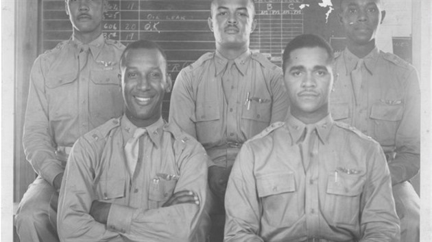 Prvnch pt absolvent kurzu afroamerickch stha v roce 1942. Nahoe prvn zleva Capt. (kapitn) Benjamin O. Davis, Jr.