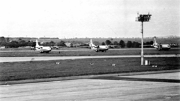 Ti transportn letouny An-12 zachycen na trv, vlevo od smru drhy 25. Ruzyn, srpen 1968.