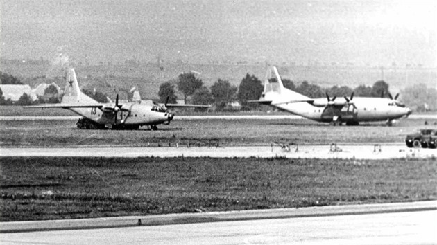 An-8 a An-12 na trv vlevo od smru drhy 25. Ruzyn, srpen 1968.