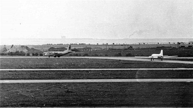An-12 pi ekn na povolen ke vzletu ze zkrcen drhy 25, za nm, na pojdc drze 2 Bravo Av-14 SA. Ruzyn, srpen 1968.